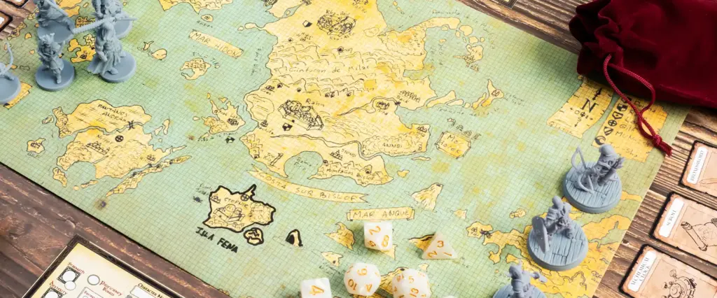 Bordspel op een houten tafel met een fantasiekaart, blauwe en witte dobbelstenen, personagekaarten en miniaturen. Een rood fluwelen zakje voegt een tactiel element toe.